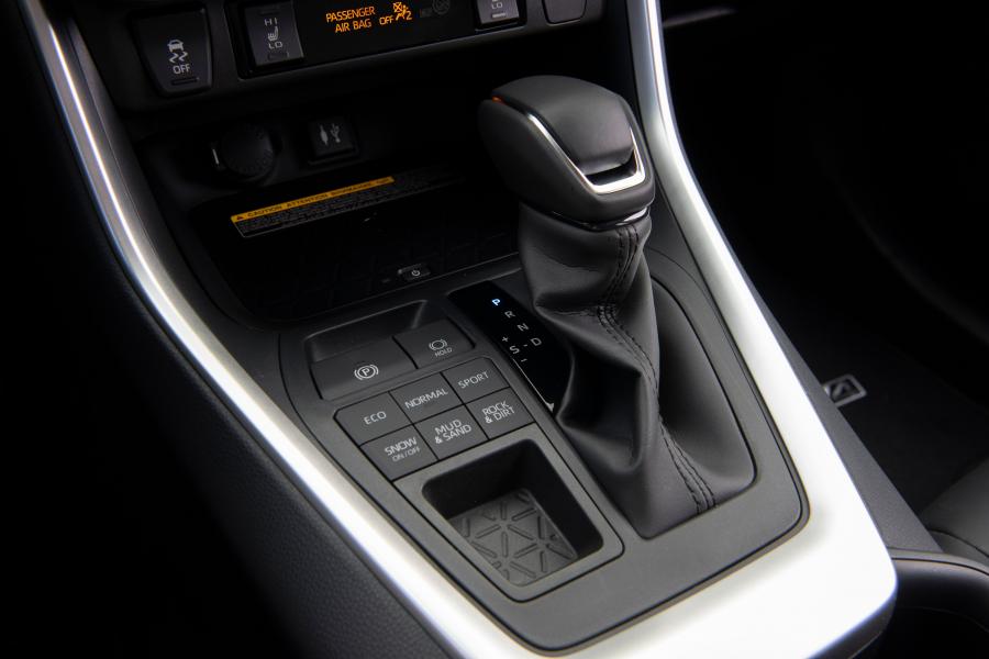 Детали интерьера Toyota RAV4 XLE AWD 2018 года  (NA) (фото 32 из 34)